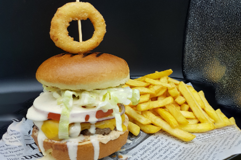 Smoky cheese burger s pomfritom