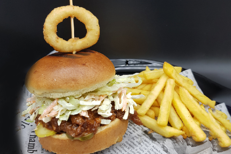 Pulled pork burger s pomfritom